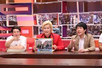 カズレーザー（中央）によるプレゼンのワンシーン。(c)中京テレビ