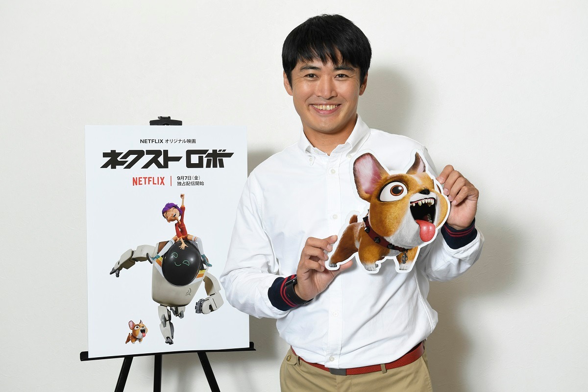 毒舌犬モモを演じる劇団ひとり。