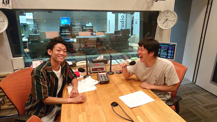 ネイビーズアフロ。左が皆川、右がはじり。(c)ABCラジオ