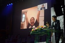 テレビ電話で報告を受けたゆりやんレトリィバァ。