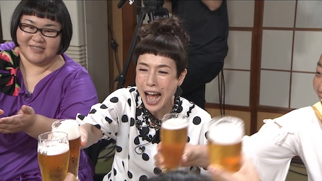乾杯する久本雅美ら。(c)NHK