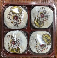 「第2回 常滑お笑いEXPO in 知多半島」オリジナルグッズの「爆笑猫餅」。