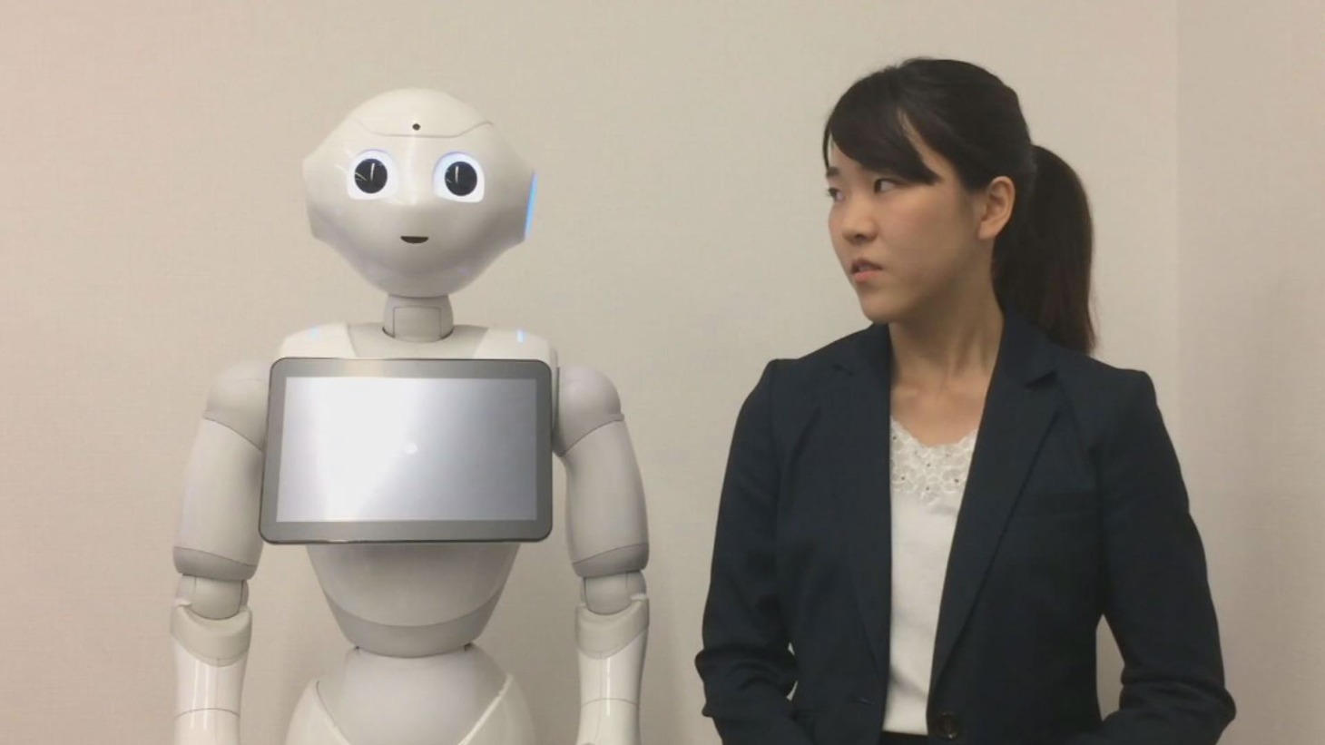 カニササレアヤコとPepper。(c)CBC