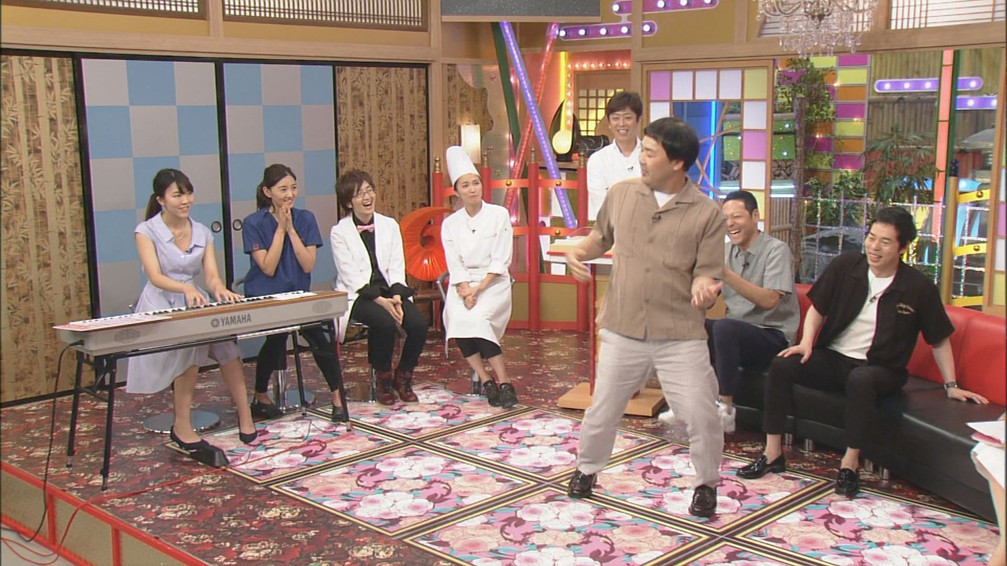 「本能Z」でキーボード演奏を披露するカニササレアヤコ（左端）と、舞うフットボールアワー岩尾。(c)CBC