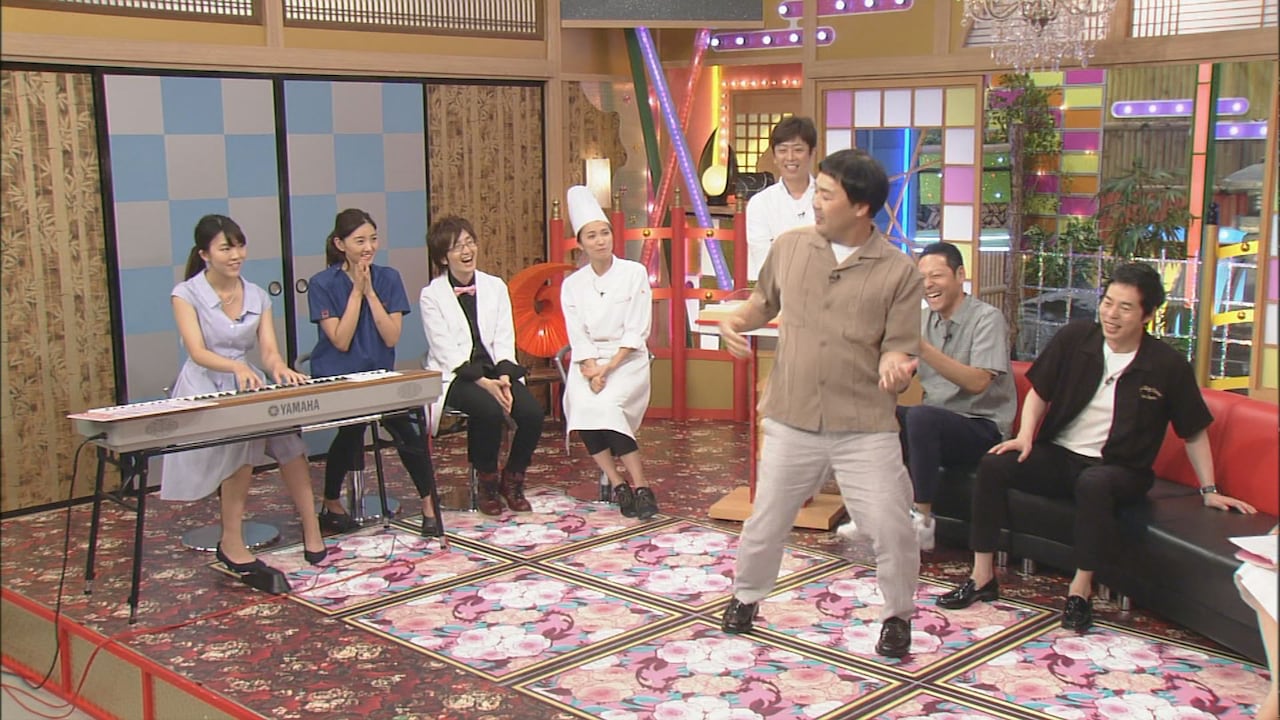「本能Z」でキーボード演奏を披露するカニササレアヤコ（左端）と、舞うフットボールアワー岩尾。(c)CBC