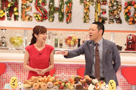 東野幸治と久慈暁子アナ（左）。(c)フジテレビ