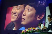 大げさに驚いてみせる銀シャリ鰻をアップで映し出すスクリーン。