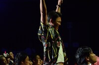 名前を呼ばれガッツポーズするジャングルポケットおたけ。