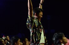 名前を呼ばれガッツポーズするジャングルポケットおたけ。