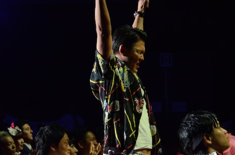 名前を呼ばれガッツポーズするジャングルポケットおたけ。