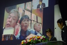 間寛平と打ち上げ中の村上ショージは電話で合格発表を受けた。