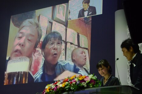 間寛平と打ち上げ中の村上ショージは電話で合格発表を受けた。