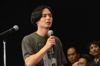 会場入りが遅れ、到着するやいなや合格を聞かされる榊原徹士。