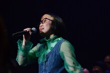 歌で喜びを表現するスパイク松浦。