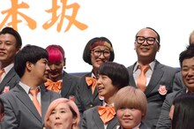 相方・小川をかばったスパイク松浦（後列左から3人目）。