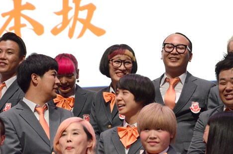 相方・小川をかばったスパイク松浦（後列左から3人目）。