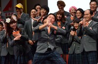 ギャグで意気込みを披露するサバンナ八木。