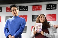 囲み取材に応じるゆにばーす。