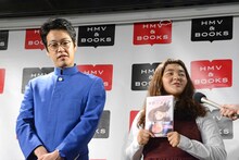 囲み取材に応じるゆにばーす。