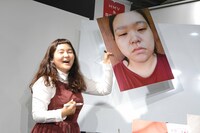 詐欺メイク実演会の様子。