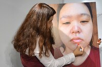 詐欺メイク実演会の様子。