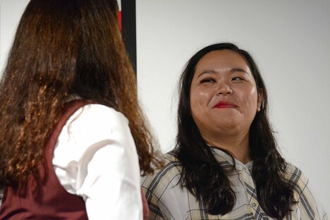 詐欺メイク実演会の様子。