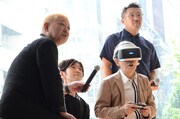 一般社団法人1964 TOKYO VRの「『タイムマシン体験会～2018年・夏』記者発表会」にて、VRで1964年の渋谷へタイムスリップする萩本欽一（手前右）。