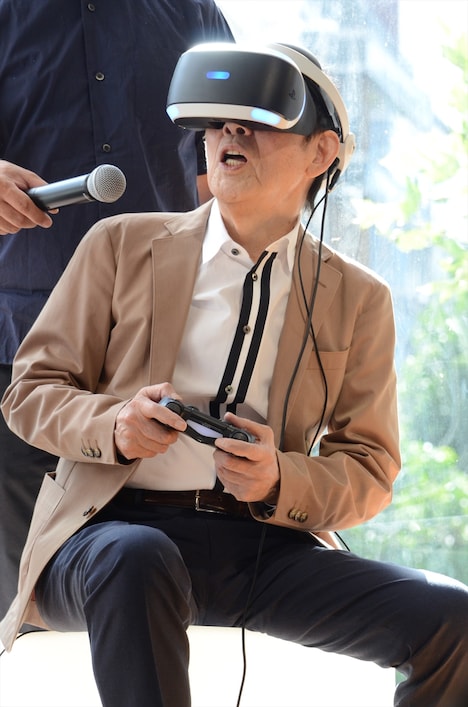 VRで1964年の渋谷にタイムスリップする萩本欽一。