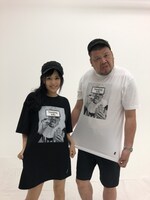 #FR2とのコラボTシャツを着用する蒼井そら（左）と野性爆弾くっきー（右）。