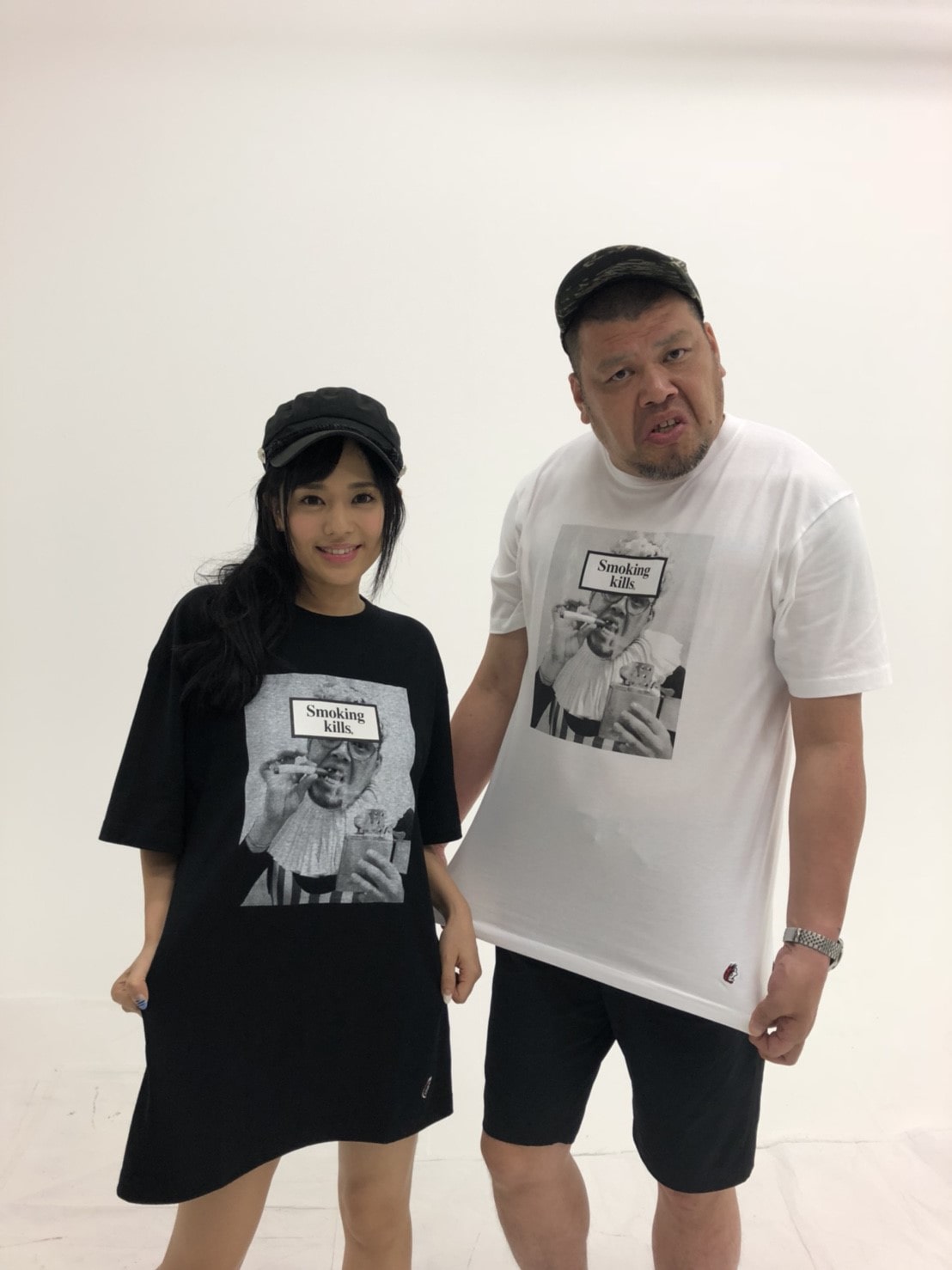 FR2とのコラボTシャツを着用する蒼井そら（左）と野性爆弾くっきー（右 