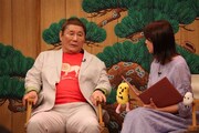千原ジュニアと村上信五の落語を鑑賞するビートたけし（左）。(c)フジテレビ