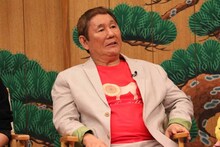 千原ジュニアと村上信五の落語を鑑賞するビートたけし。(c)フジテレビ