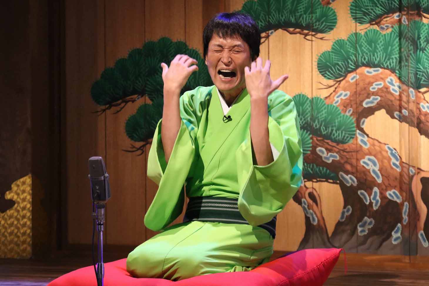 自作の落語を披露する千原ジュニア。(c)フジテレビ