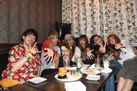 カラオケ店で行われたロケの様子。