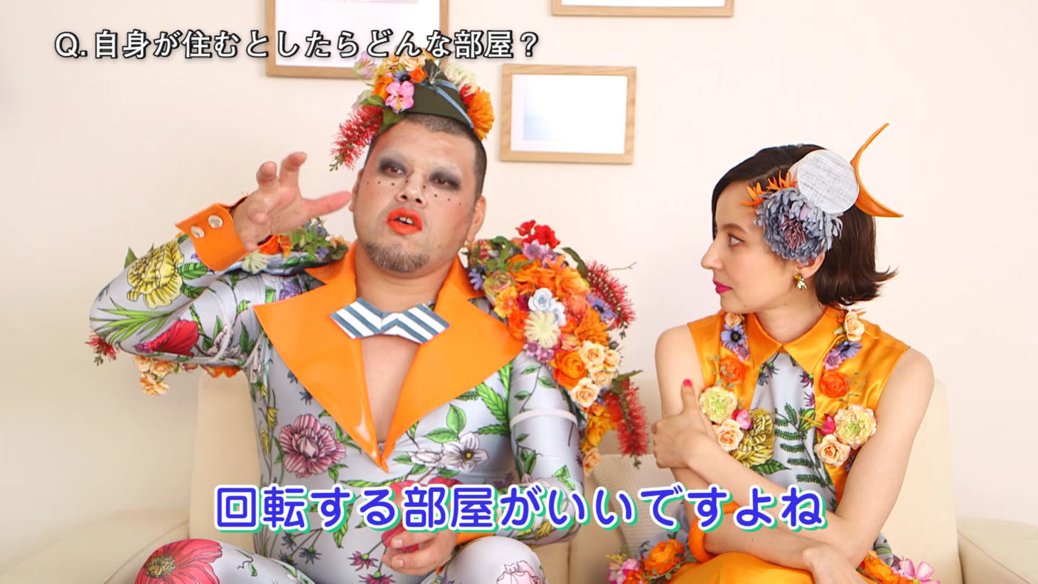 インタビューに答える野性爆弾くっきー（左）とベッキー（右）。