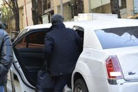 ロケ中の嬉野雅道氏。