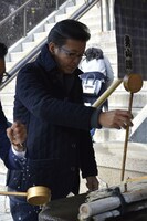 ロケ中の嬉野雅道氏。