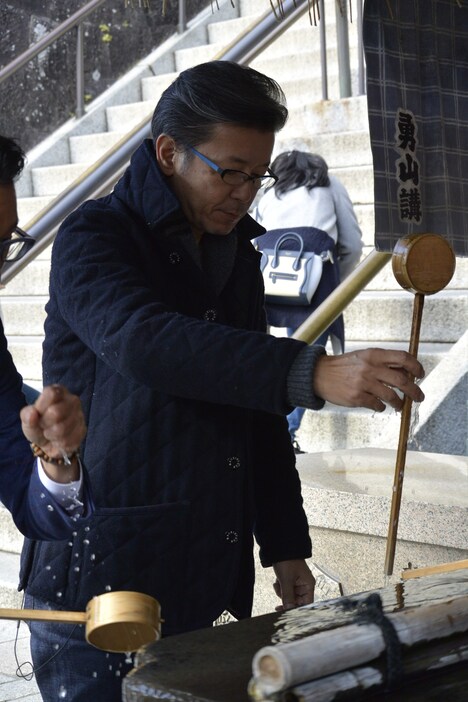 ロケ中の嬉野雅道氏。