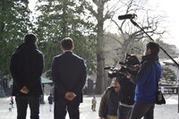 ロケ中の嬉野雅道氏。