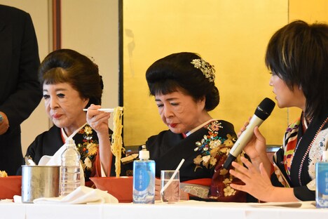 会見中、ラーメンを食べるこまどり姉妹。