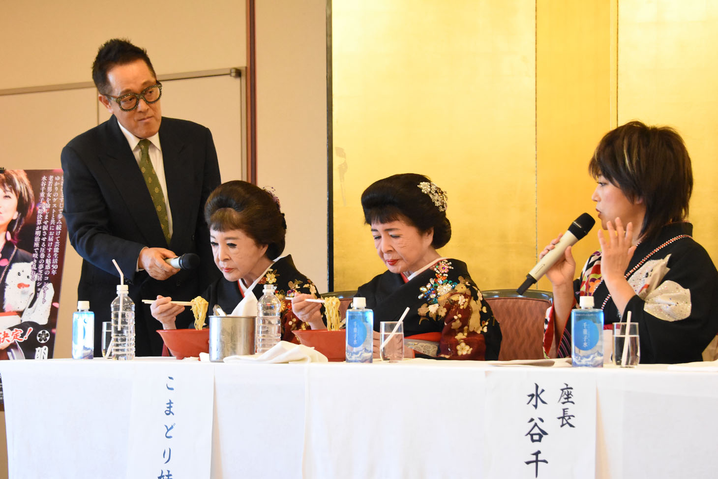 水谷があごに注文させた出前のラーメンを食べるこまどり姉妹。