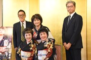 「水谷千重子50周年記念公演」製作発表会見より。上段左から時計回りにあご勇、水谷千重子、明治座の三田芳裕代表、日替わりゲストのこまどり姉妹。