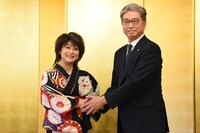三田芳裕氏と握手する水谷千重子（左）。