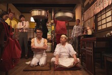 「警視庁ゼロ係 」第5話より、仲本工事と加藤茶によるタライ落としのシーン。(c)テレビ東京