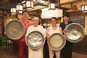 タライを持って記念撮影する(左から)小泉孝太郎、加藤茶、仲本工事、松下由樹。(c)テレビ東京