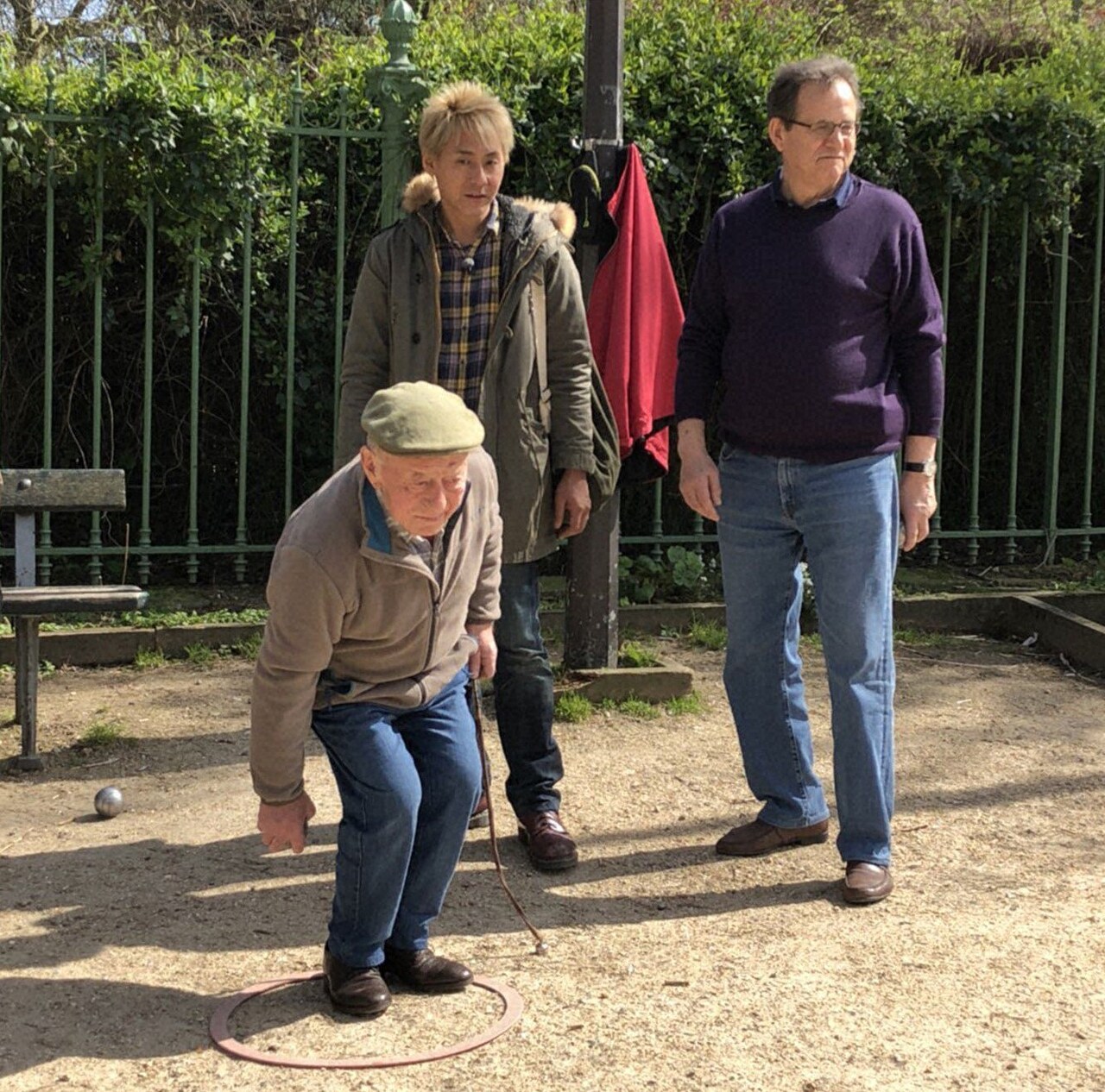 ヒロシ、フランスの公園でおじさんたちとペタンク楽しむ