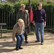 「迷宮グルメ 異郷の駅前食堂」で、ヒロシ(後方左)がフランスを訪れるワンシーン。(c)BS朝日