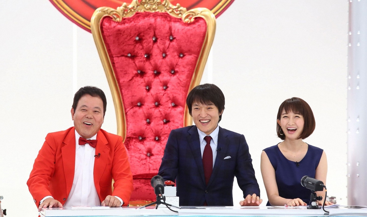 （左から）ほんこん、千原ジュニア、竹上萌奈アナ。(c)関西テレビ