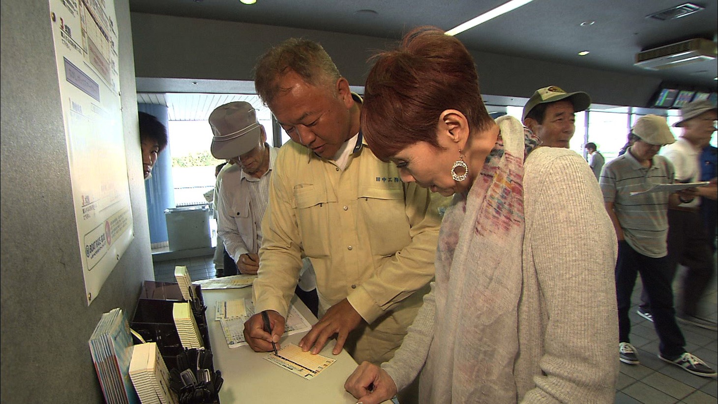 研ナオコ（手前右）のロケのワンシーン。(c)ABC