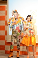 野性爆弾くっきー（左）とベッキー（右）。